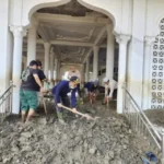 Kemenag Aceh Kerahkan Relawan Bersihkan Masjid dan Madrasah Terendam Banjir