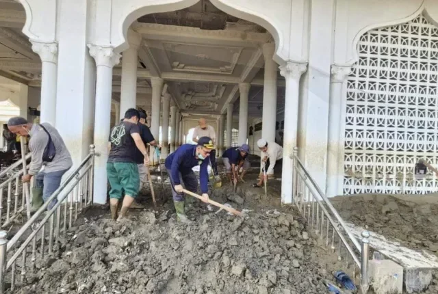 Kemenag Aceh Kerahkan Relawan Bersihkan Masjid dan Madrasah Terendam Banjir