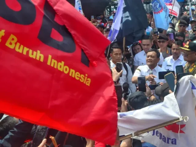 Usai Umumkan UMP dan UMK, Gubernur Ahmad Luthfi Temui Demo Buruh