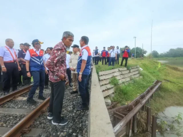 Tinjau Lokasi Rel Terdampak Banjir, Sekda Jateng: Butuh Penanganan Jangka Panjang