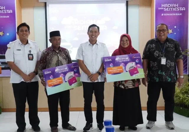 Apresiasi Nasabah, Bank Jateng Cilacap Serahkan Hadiah Bima