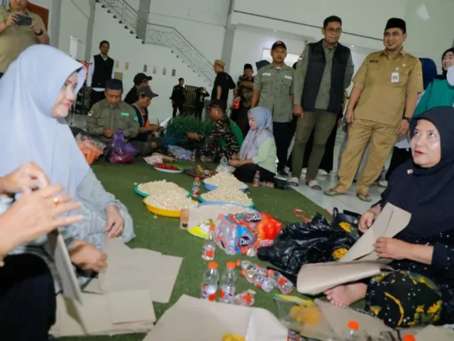 Wagb Taj Yasin Cek Lokasi Banjir Pekalongan , Relawan Distribusikan Ribuan Porsi Makanan untuk Pengungsi