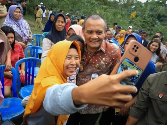 Canda dan Tawa Kehangatan Gubernur Ahmad Luthfi Bersama Warga