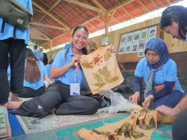 Kenalkan Budaya Lokal ke Dunia, Kampus Unnes Ajari Bule Membatik Ecoprint di ICD 2026