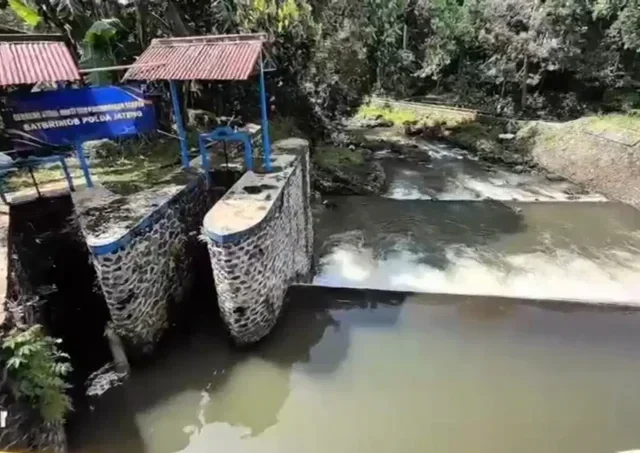 Dari Kumuh Menjadi Asri, Brimob Polda Jateng Bersama Warga Serentak Korvey Bersihkan Pantai dan Sungai