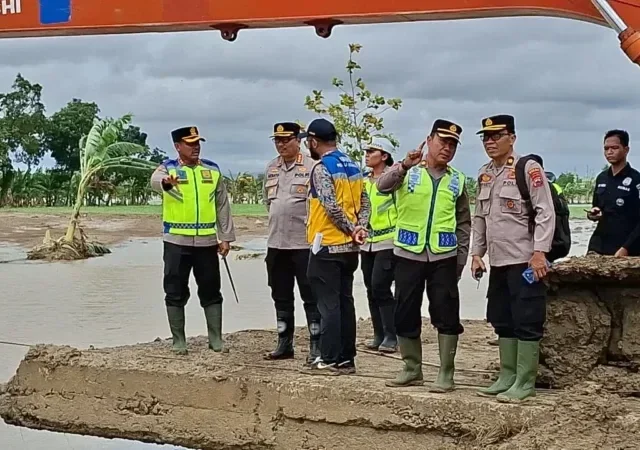 Polda Jateng Kawal Perbaikan Tanggul Jebol di Grobogan, Pastikan Arus dan Distribusi Logistik Tetap Aman