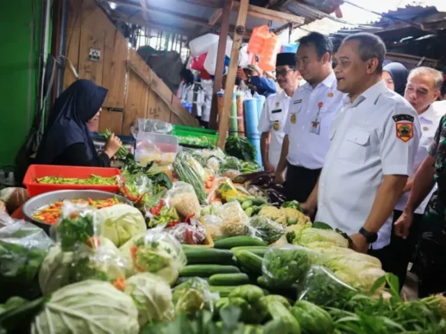 Kembali Pantau Pasar Tradisional, Gubernur Ahmad Luthfi Pastikan Harga Pangan Masih Terkendali
