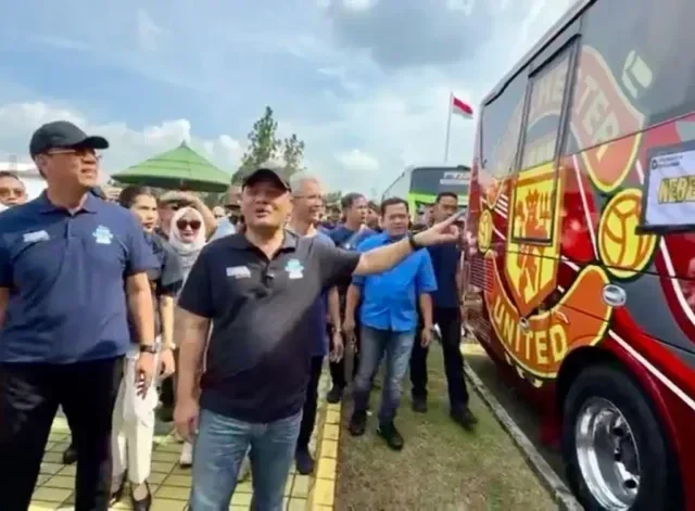 Melihat Bus Angkutan Lebaran Bergambar MU, Ahmad Luthfi: Jangan-Jangan Mudiknya ke Inggris