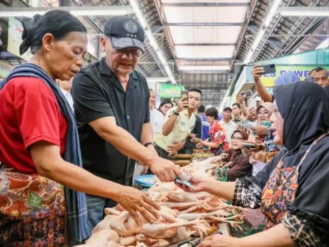 Blusukan ke Pasar Gede Solo, Gubernur Luthfi Belanja Sekaligus Pastikan Harga Terkendali Jelang Lebaran