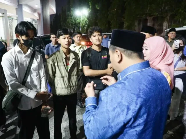 Mahasiswa UNS Adang Wagub Jateng, Dialog Terbuka Berakhir Lega