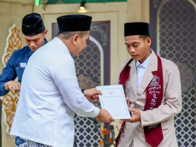Melongok Pencapaian Setahun Program Pesantren Obah Luthfi-Yasin