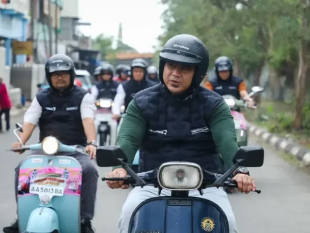 Naik Vespa, Taj Yasin Tinjau SPBU untuk Pastikan Ketersediaan BBM di Jateng Aman