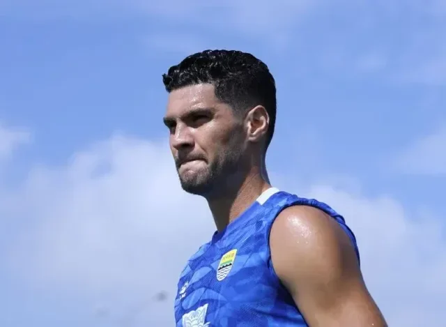Bek Maung Bandung Julio Cesar Siap 100% Lawan Semen Padang