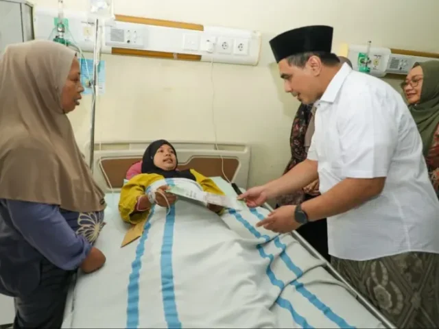Sambangi ke Rumah Sakit, Taj Yasin Pulihkan Senyum Siswa Korban Sekolah Roboh di Sragen