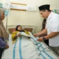 Sambangi ke Rumah Sakit, Taj Yasin Pulihkan Senyum Siswa Korban Sekolah Roboh di Sragen