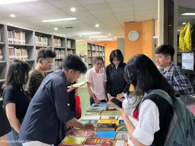 Rayakan Hari Buku Sedunia, Perpustakaan SCU Bagi-Bagi Buku Gratis untuk Sivitas Akademika