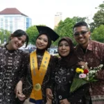 Wisudawati UNDIP, Anak Penjual Tenongan Sukses Raih Gelar Sarjana Terapan Logistik dengan Beasiswa KIP-K